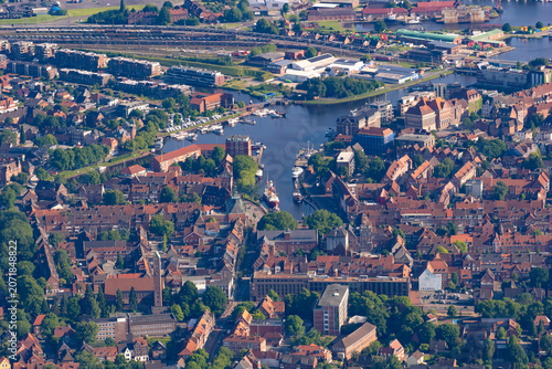 Luftaufnahme der Stadt Emden an der Nordsee