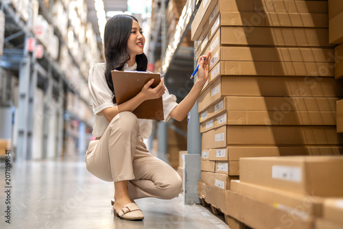 Tableau sur toile Inventory checklist, smiling asian woman using clipboard and pen for quality con