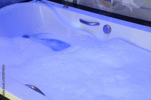 Banheira de Hidromassagem Motel Quarto Luxo Espuma Bebida Noite Relaxar
