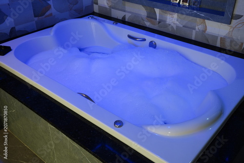 Banheira de Hidromassagem Motel Quarto Luxo Espuma Bebida Noite Relaxar