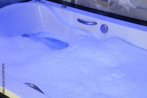 Banheira de Hidromassagem Motel Quarto Luxo Espuma Bebida Noite Relaxar