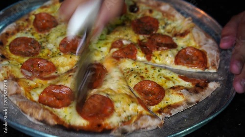 Pizza Saindo do Forno a Lenha Quentinha Preparativos Condimentos
