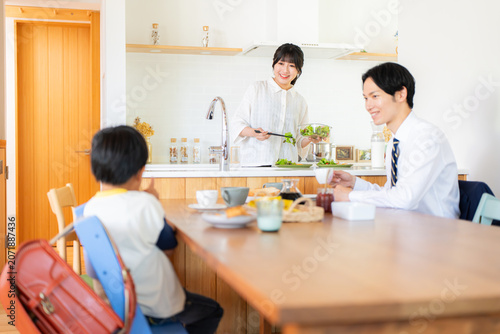 出勤登校前に朝食を食べる3人家族