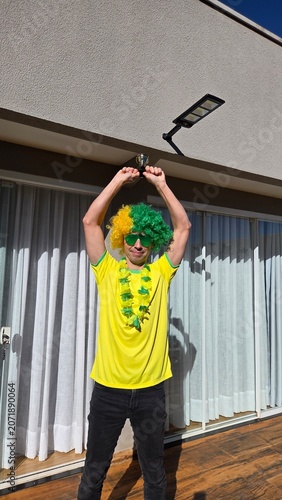 torcedor brasileiro celebra vitória do brasil 