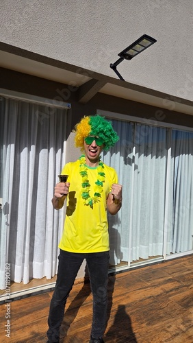 torcedor brasileiro celebra vitória do brasil 