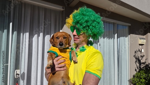 torcedor brasileiro celebra vitória do brasil com cachorro fofo 