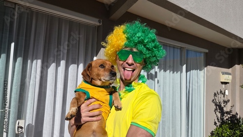 torcedor brasileiro celebra vitória do brasil com cachorro fofo 
