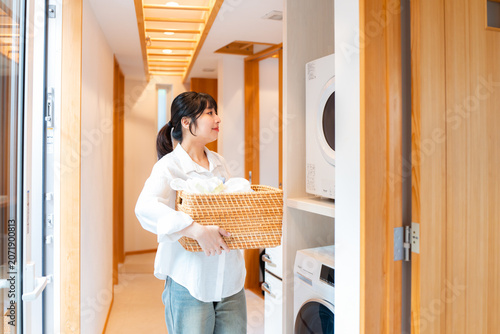 洗濯をする若い女性	
