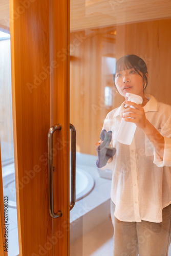 風呂の掃除をする主婦
