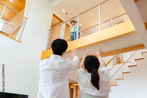 Obraz w ramie 吹き抜けに渡り廊下がある注文住宅