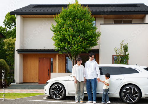 車でお出かけする三人家族