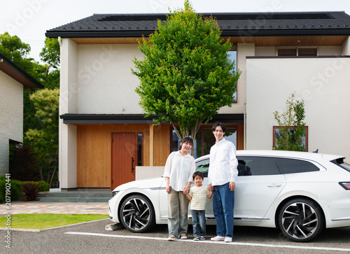 Plakat 車でお出かけする三人家族