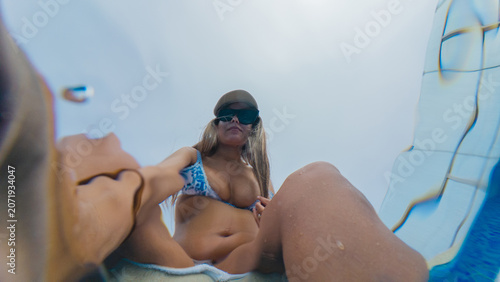 Foto Woman splashing water and enjoying summer leisure time