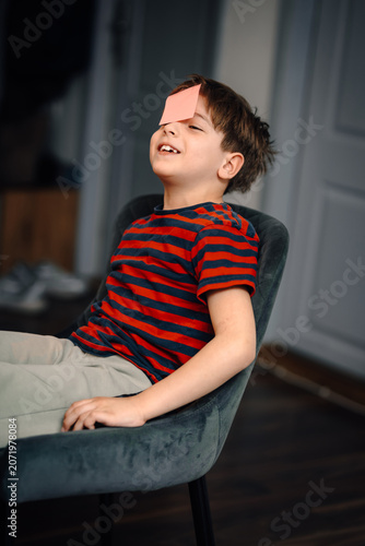 Canvastavla Little boy laughing playing funny guessing game