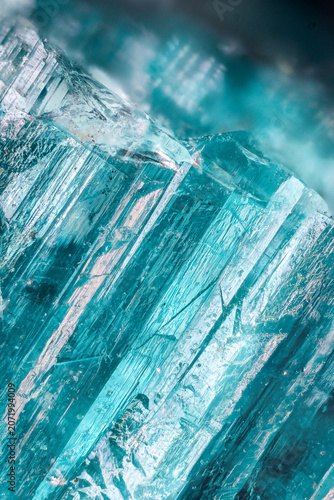 Fotografía Blue tourmaline crystal structure under the microscope