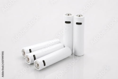 Batterie mini stilo AAA ricaricabili bianche con porta USB-C e cavo di ricarica su sfondo bianco, concetto di energia ecologica.