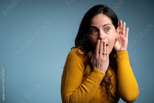 Fotografía Close up photo astonished woman youth hear confidential information impressed sc