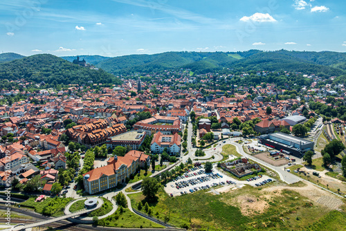 Foto Drone view of Heltauer Platz, Altstadtkreisel Schnecke and Wernigerode Old Town