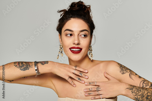 фотографія A young beautiful woman poses gracefully while displaying her exquisite jewelry collection