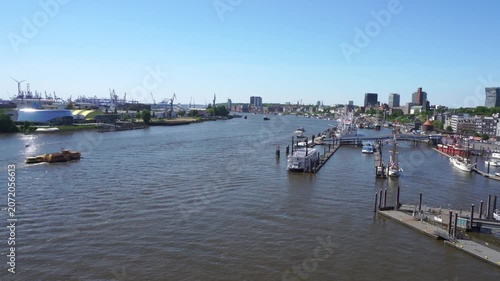 Hamburg Elbphilharmonie im Sommer mit Blick auf die Elbe 