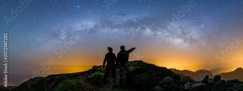 Fotografie Couple admiring Milky Way galaxy from Roque de los Muchachos, La Palma