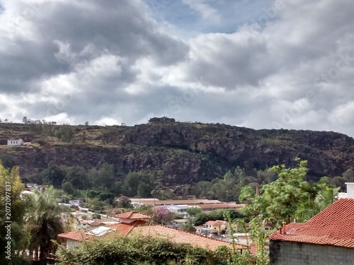 DIAMANTINA, MINAS GERAIS, BRASIL - 20 DE JUNHO DE 2015: Serra do Espinhaço ao redor do centro histórico de Diamantina