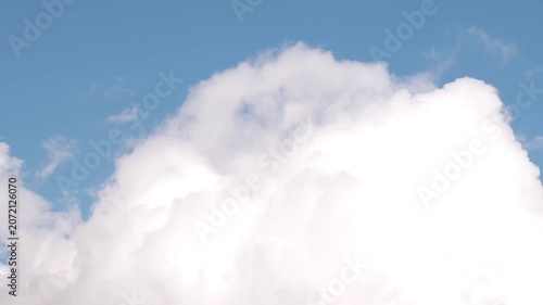 Various resplandecient and cumulus clouds moving