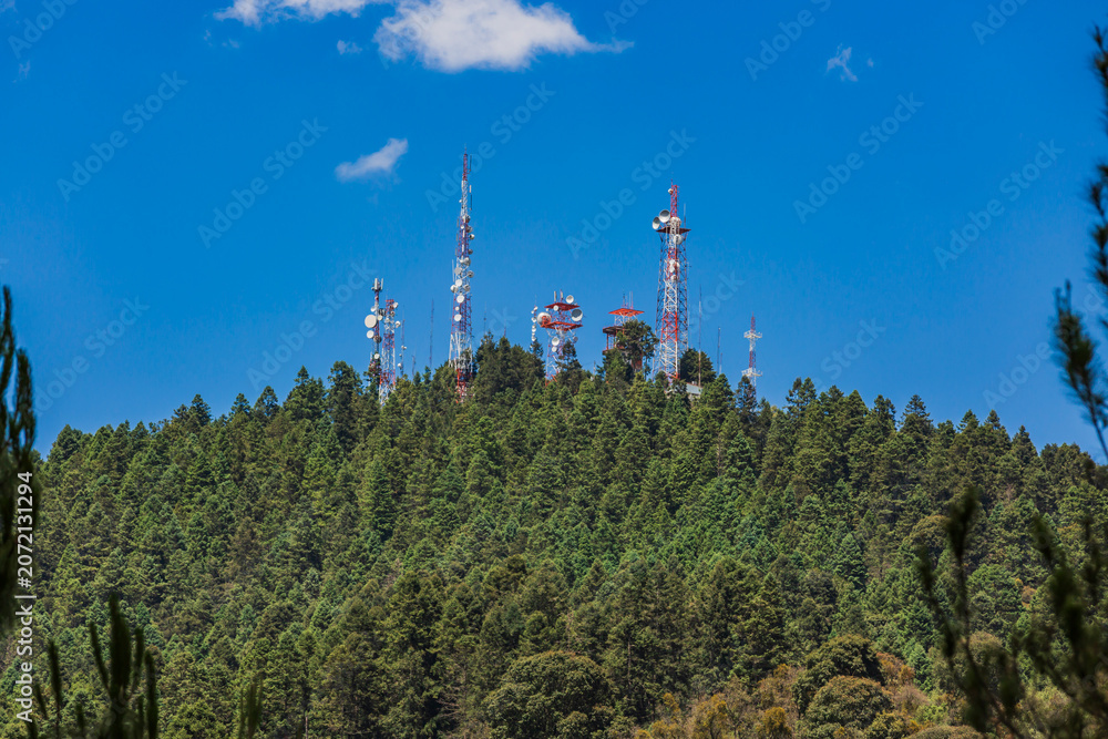 Obraz premium Antenas de telecomunicaciones en medio del bosque.