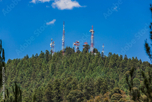 Antenas de telecomunicaciones en medio del bosque.