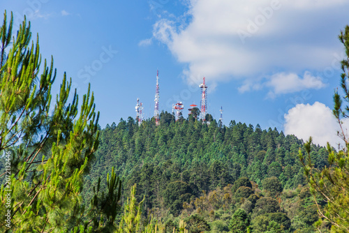 Antenas de telecomunicaciones en medio del bosque.