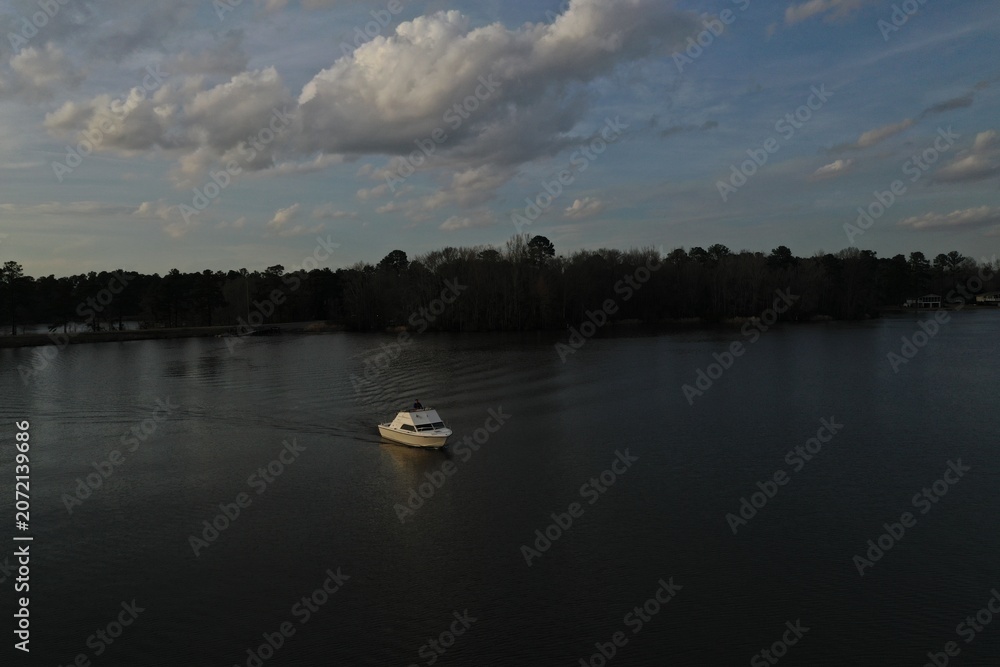 Obraz premium Boat drifting through the open waters.