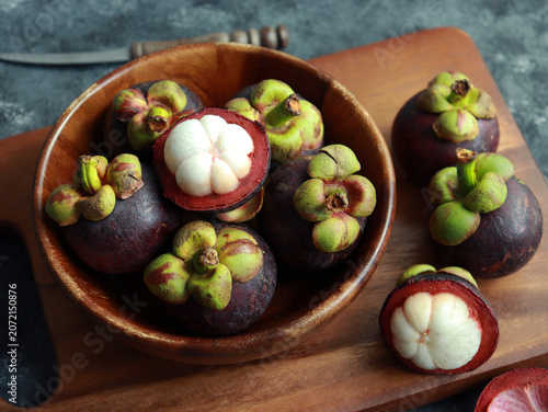 Foto mangosteen fruit cut in half.