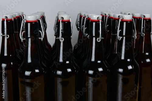 Grupo de botellas de cervezas artesanal con cierre hermético