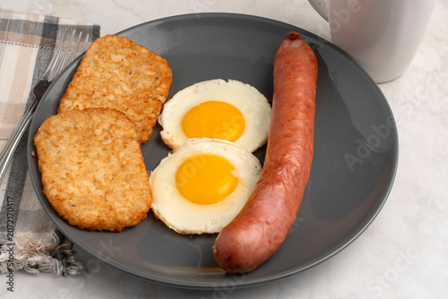 Foto fried eggs  with hash browns and kielbasa