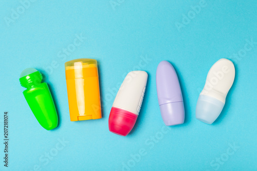 Foto Antiperspirant deodorant on a colored background