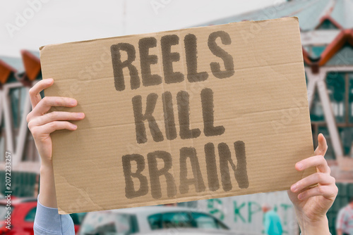 Obraz na płótnie "Reels kill brain" Short videos impair mental functioning