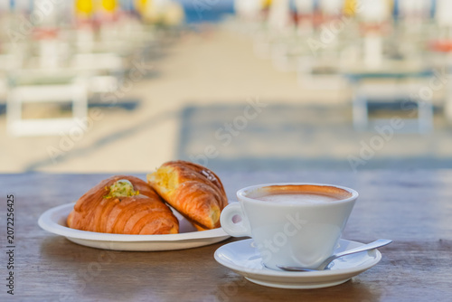 cappuccino e brioches al mare, in spiaggia, in italia