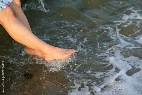 piedi che sguazzano in acqua al mare in italia