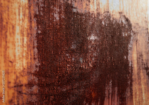 The old iron plate has rusted.
