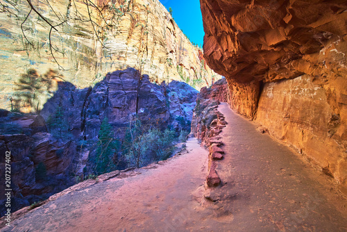 Fotografie Zion National Park Angels Landing Trail Switchback with Sheer Red Rock Cliffs