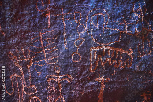 Foto Ancient Petroglyphs on Rock Face in Gold Butte National Monument Nevada