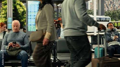 Foto Modern bus terminal with people sitting in waiting area before departure, multicultural passengers with carry-on bags preparing for interstate coach travel, affordable connections