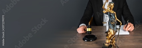 Konstfotografi A judge’s gavel, scales of justice, and judge writing documents, representing law, authority, rulings, and courtroom proceedings