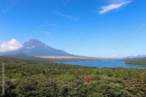富士山と山中湖（山梨県山中湖村）