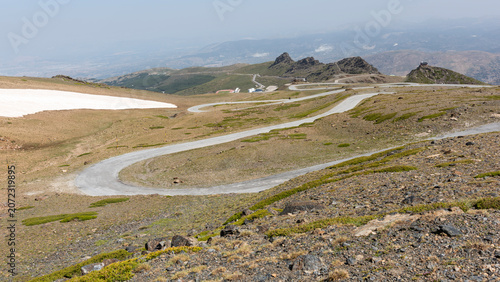 Carretera de montaña con multitud de curvas en Sierra Nevada España