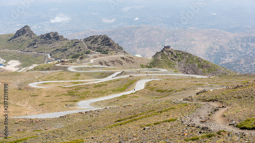 Carretera de montaña con multitud de curvas en Sierra Nevada España