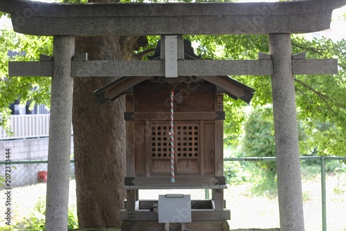 Φωτογραφία The stone torii gate and small shrine of Atago Shrine located at Gamo Ichirizuka