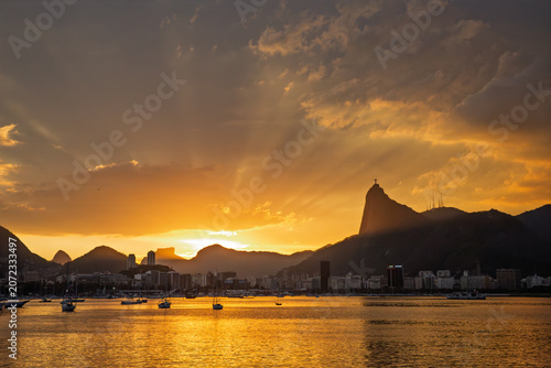 Billede på lærred Pôr do sol com raios crepusculares sobre a Baía de Guanabara e silhueta do Corco