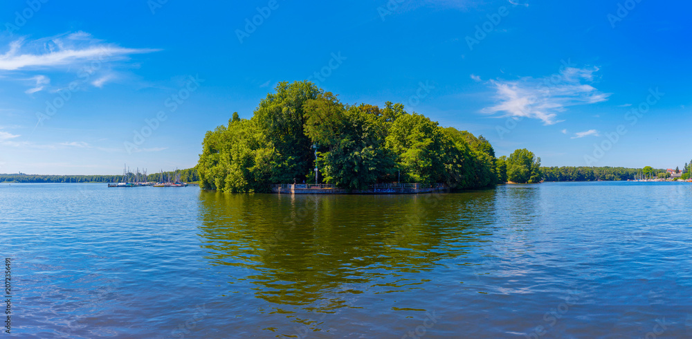 Obraz premium Berlin Friedrichshagen im Sommer - Blick auf die Parkanlage am Müggelschlösschen und seitlich der Müggelsee bzw. rechts der Zufluss des Müggelsees - die so genannte Müggelspree | Panorama