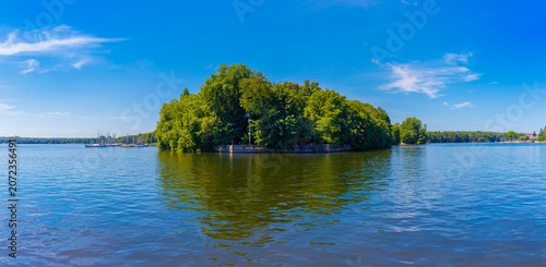 Photos Berlin Friedrichshagen im Sommer - Blick auf die Parkanlage am Müggelschlösschen und seitlich der Müggelsee bzw